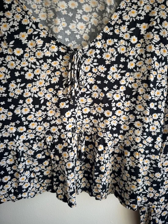 Hollister Black Floral Daisy V-Neck Tie-Front Blouse - Picture 2 of 5